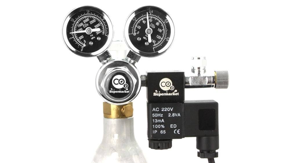 Regulador de CO2 conectado al cilindro SodaStream mediante un adaptador
