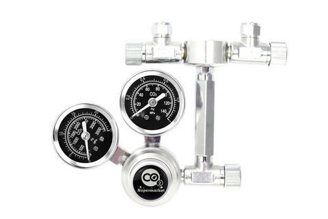 Foto que muestra la extensión de 57mm utilizada para conectar un regulador de CO2 a un divisor