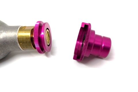 Imagen del adaptador de rosca azul de SodaStream a conexión rápida rosa