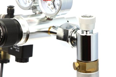 Adaptador conectado al cilindro de SodaStream y regulador