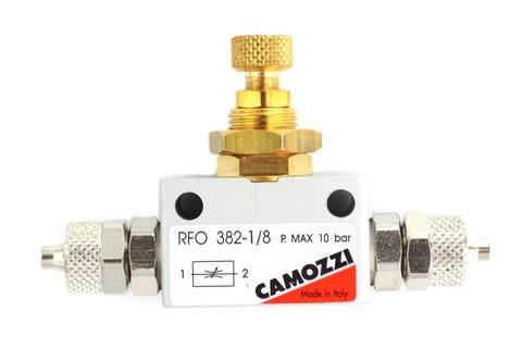 Foto del controlador de flujo de precisión Camozzi con conexiones de compresión de 4/6 mm