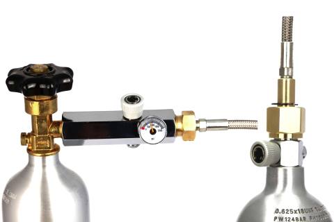Rellenar un cilindro de CO2 usando el adaptador de recarga