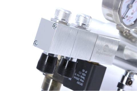 Foto que muestra un colector adicional instalado en un regulador de CO2 Ultimate-Pro