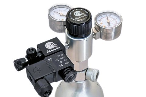 Regulador de CO2 de una sola etapa conectado a un cilindro vertical