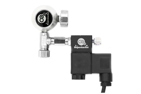 Foto que muestra el solenoide conectado al regulador mediante una extensión de 24 mm.