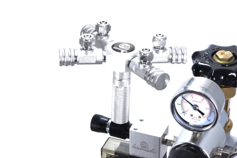 Divisor de 4 vías conectado a un regulador de CO2