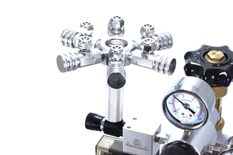 Divisor de 6 vías conectado a un regulador de CO2