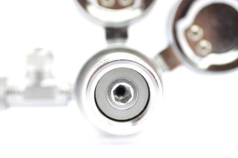 Foto del sello de la arandela de poliuretano de caucho en un regulador de CO2.